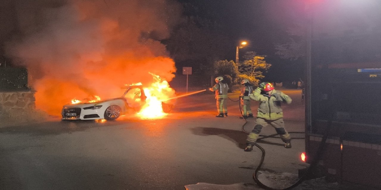 İstanbul'da seyir halindeki otomobilde yangın çıktı