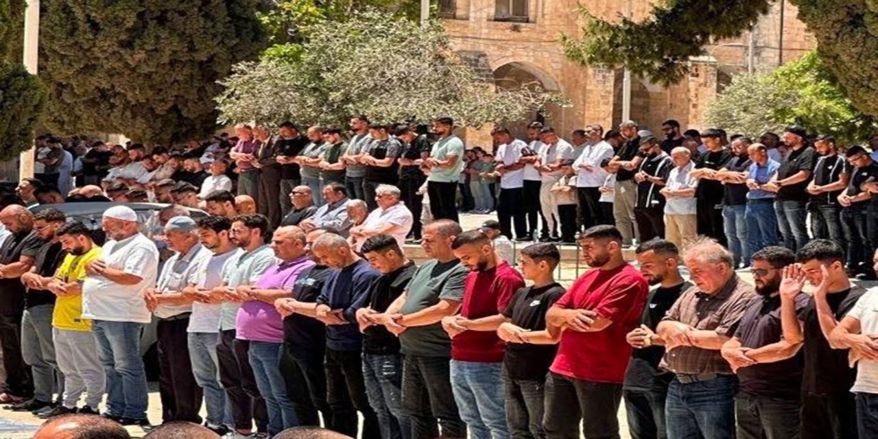 Mescid-i Aksa'da 60 bin Filistinli cuma namazını eda etti