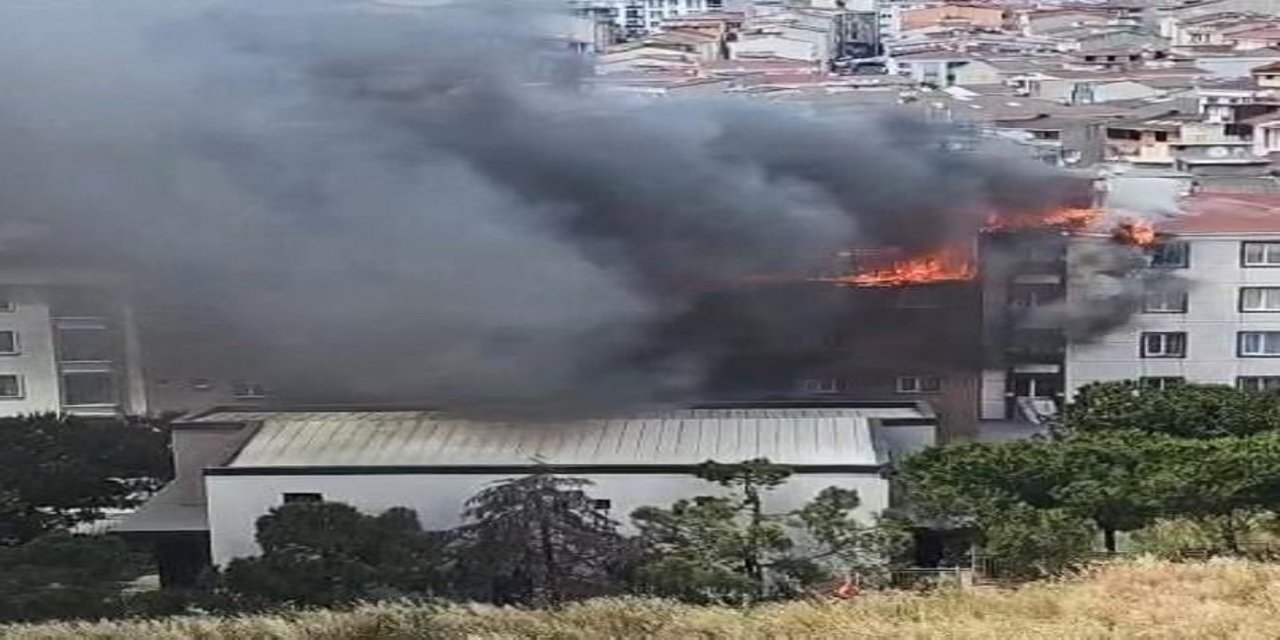 İstanbul Esenyurt'ta 4 binanın çatısında yangın