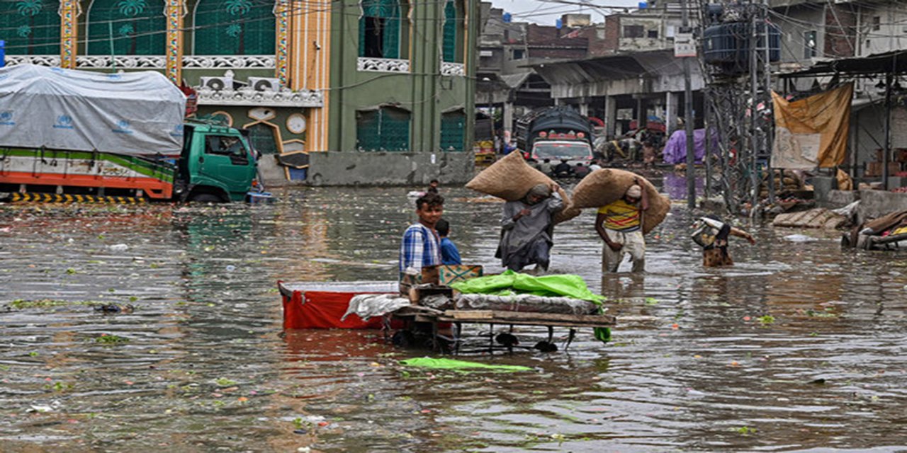 Pakistan'da şiddetli yağışlar etkili oluyor: 7 ölü, 33 yaralı
