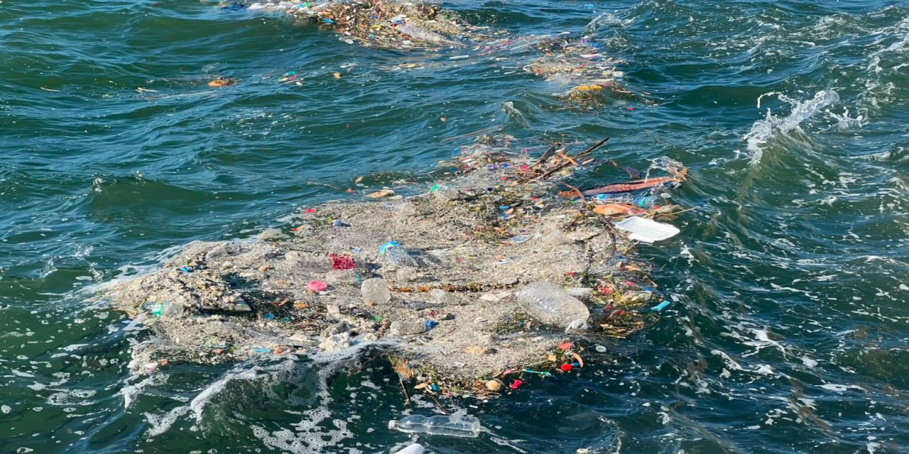 Konak Vapur İskelesi önünde deniz yüzeyinde atık yoğunluğu