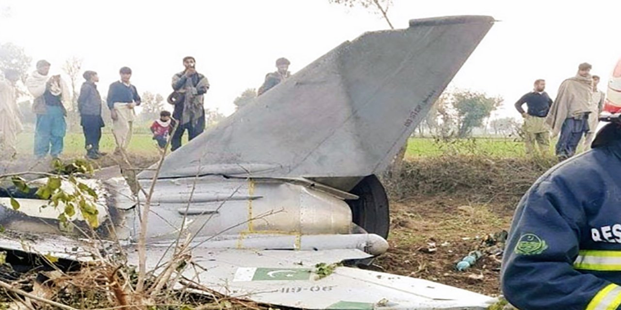 Pakistan ordusuna ait eğitim uçağı düştü: 2 pilot hayatını kaybetti