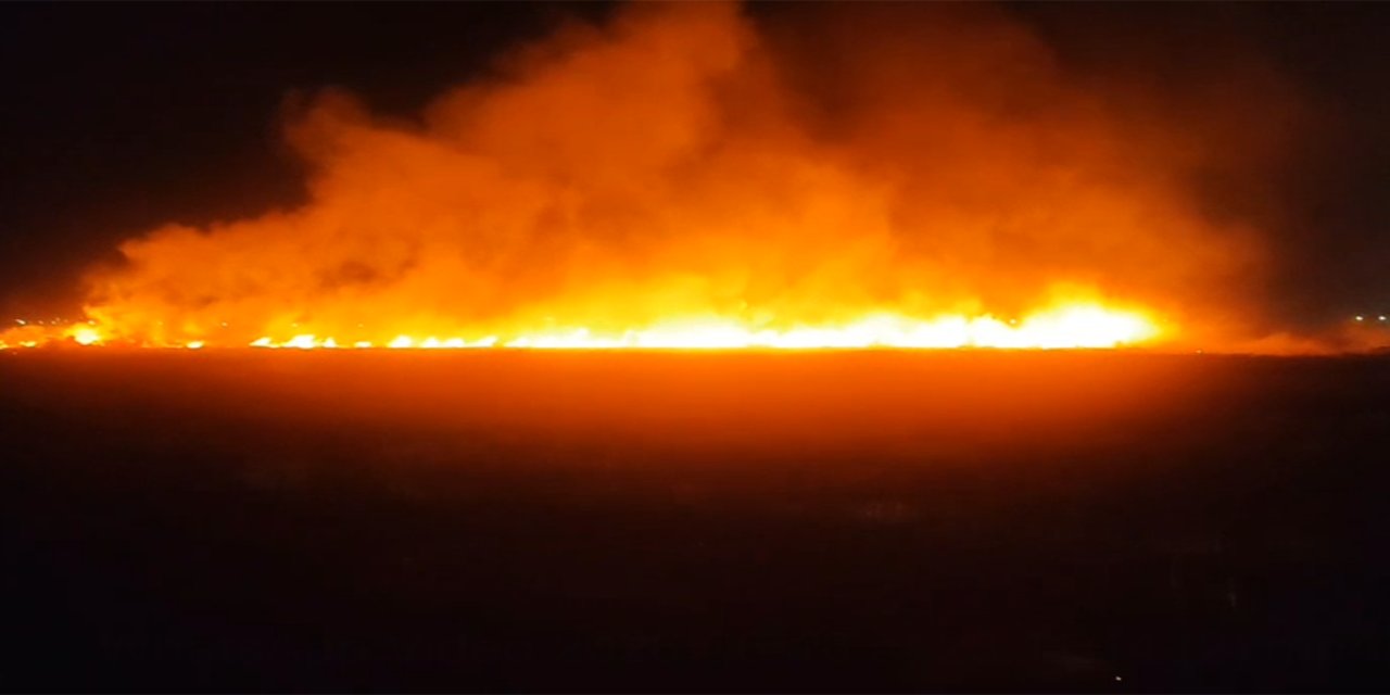 Diyarbakır’da havalimanı yakınındaki tarlada anız yangın