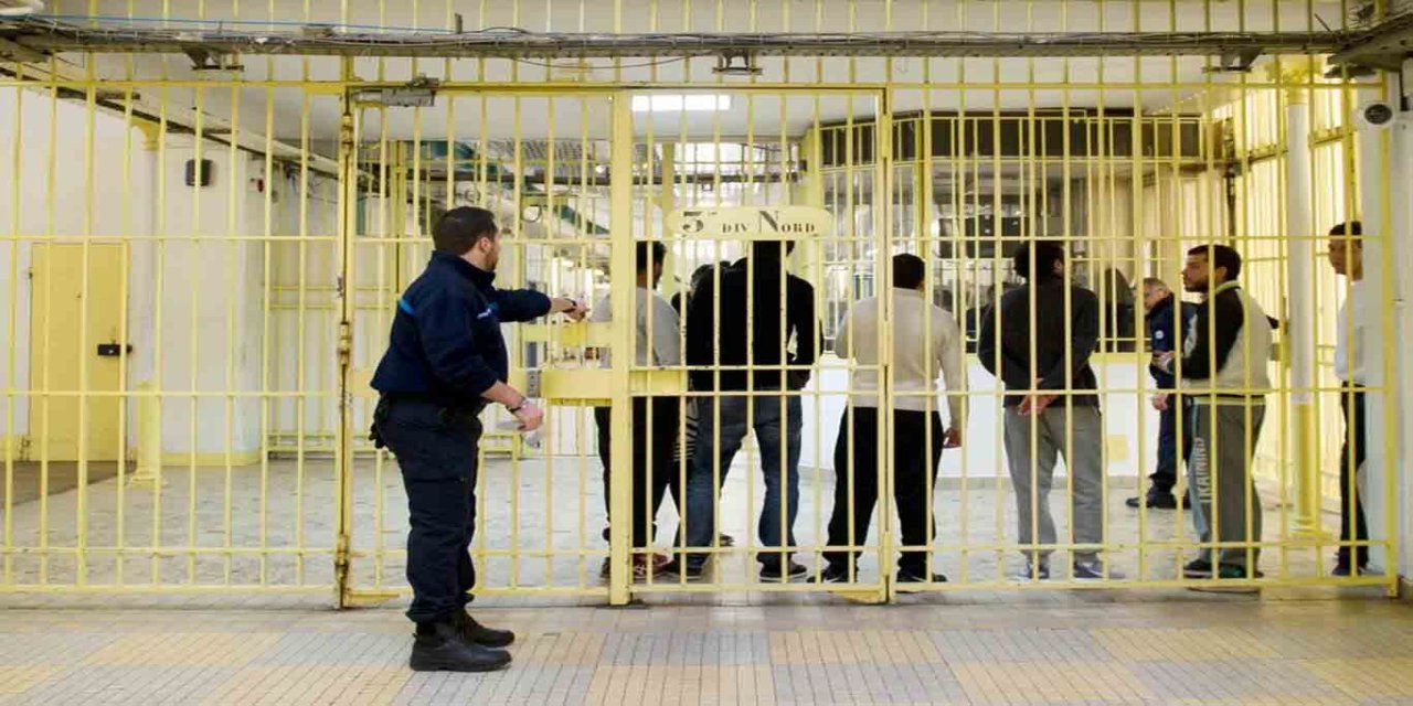 Fransa'da düzensiz göçmenlerin gözaltı süresi uzatıldı: Tartışmalı yasa parlamentodan geçti