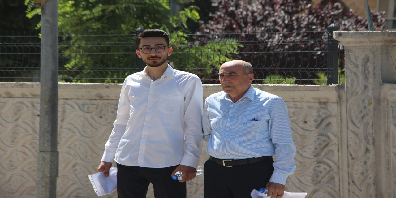 Mardin'de baba-oğul birlikte YKS'ye girdi: Hedefleri ilahiyat fakültesinde sınıf arkadaşı olmak