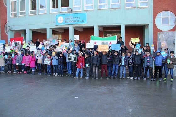 Sığınmacılar Rusya’nın okul saldırılarını protesto etti