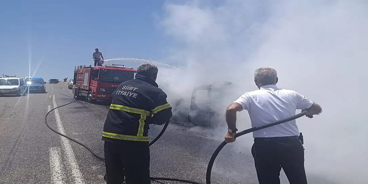 Siirt'te seyir halindeki araç alevlere teslim oldu