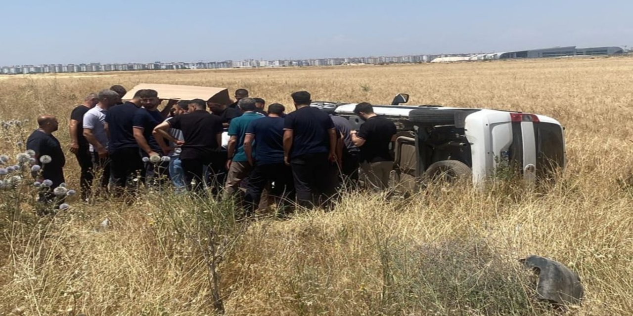 Diyarbakır'da kontrolden çıkan hafif ticari araç takla attı