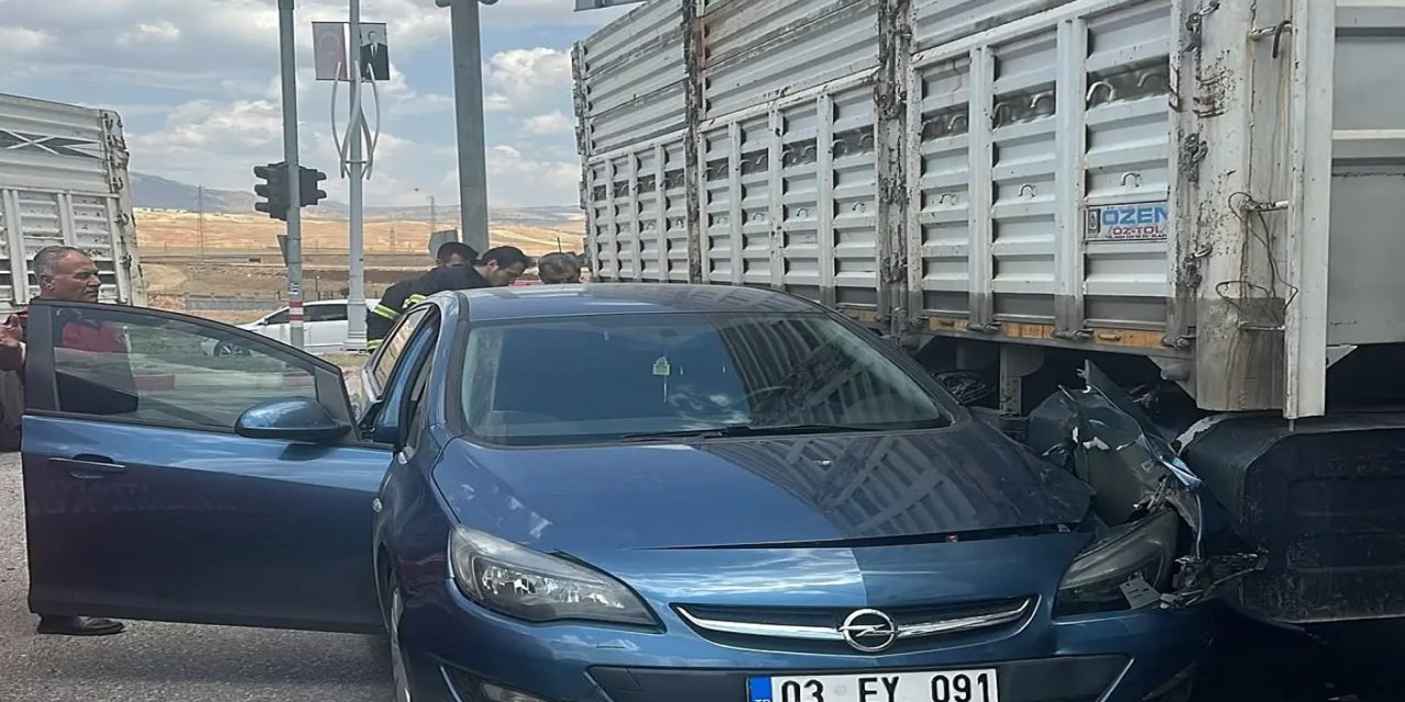 Siirt’te korkutan kaza: Otomobil tır'ın yakıt deposuna çarptı