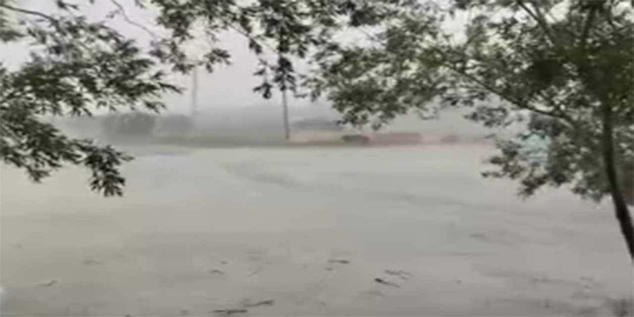 Ağrı’da sağanak ve dolu sele yol açtı