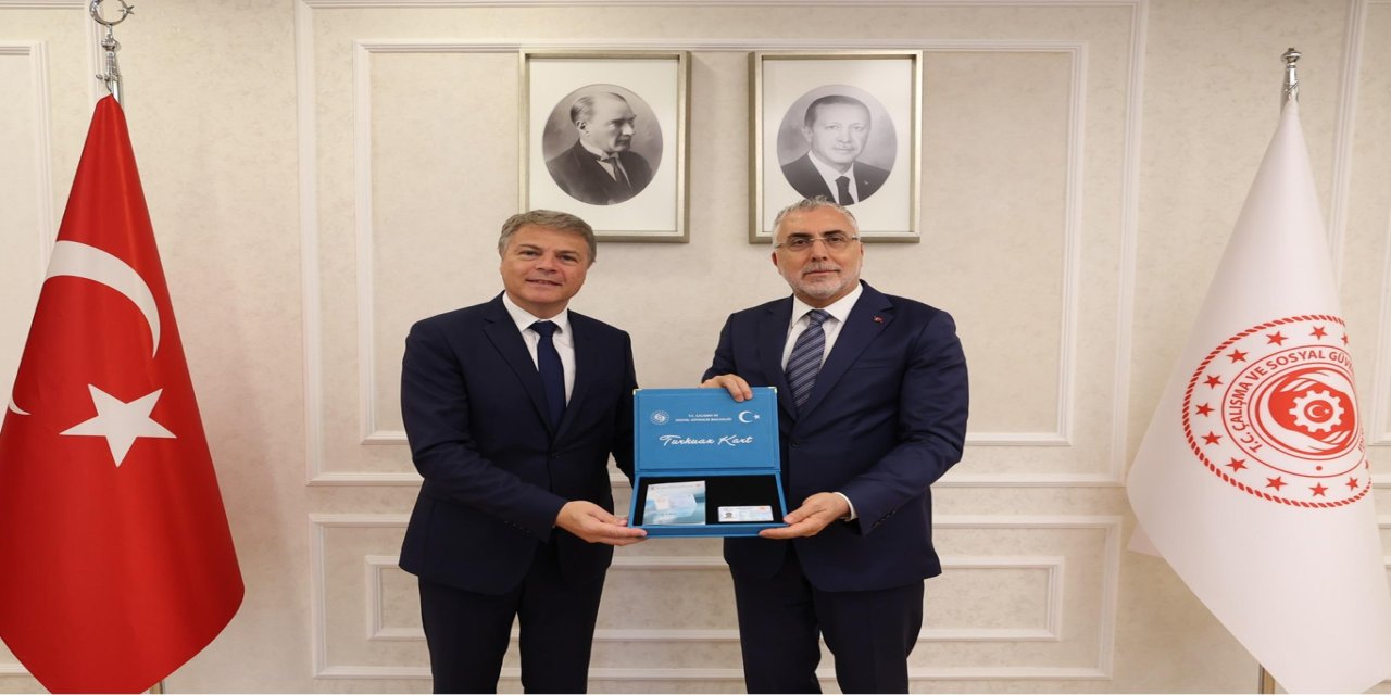Bakan Işıkhan, Renault Group'a Turkuaz Kart'ı teslim etti