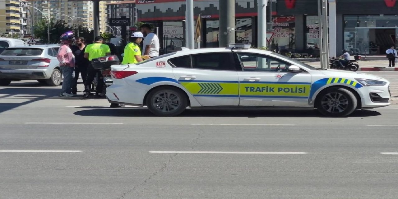 Malatya'da polis aracı ile motosiklet çarpıştı: 1 yaralı