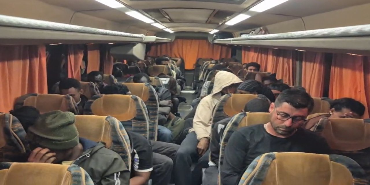 İzmir'de 36 düzensiz göçmen ile 1 göçmen kaçakçısı yakalandı