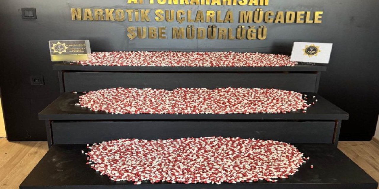 Afyonkarahisar'da şüpheli kargoda 16 bin sentetik ecza yakalandı