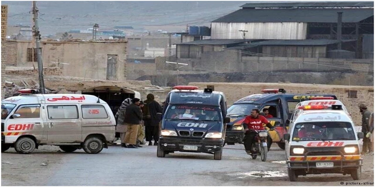 Pakistan'da otobüs uçuruma yuvarlandı: 24 ölü