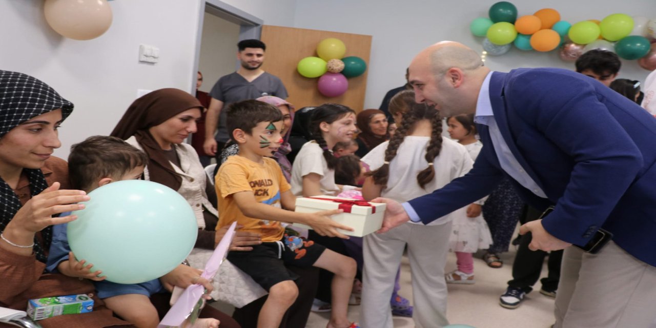 Ceylanpınar'da hastanede tedavi gören çocuklara moral ziyareti