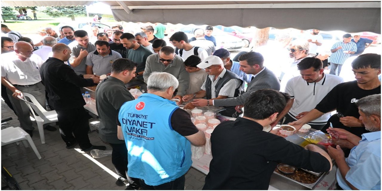 Malatya'da cuma namazı sonrası halka aşure ikramı