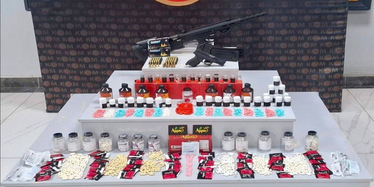 Uşak'ta silah ve çok sayıda kaçak tıbbi ürün ele geçirildi
