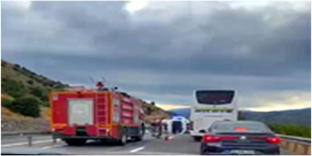 Erzincan'da minibüs devrildi: 6'sı çocuk 16 kişi yaralandı