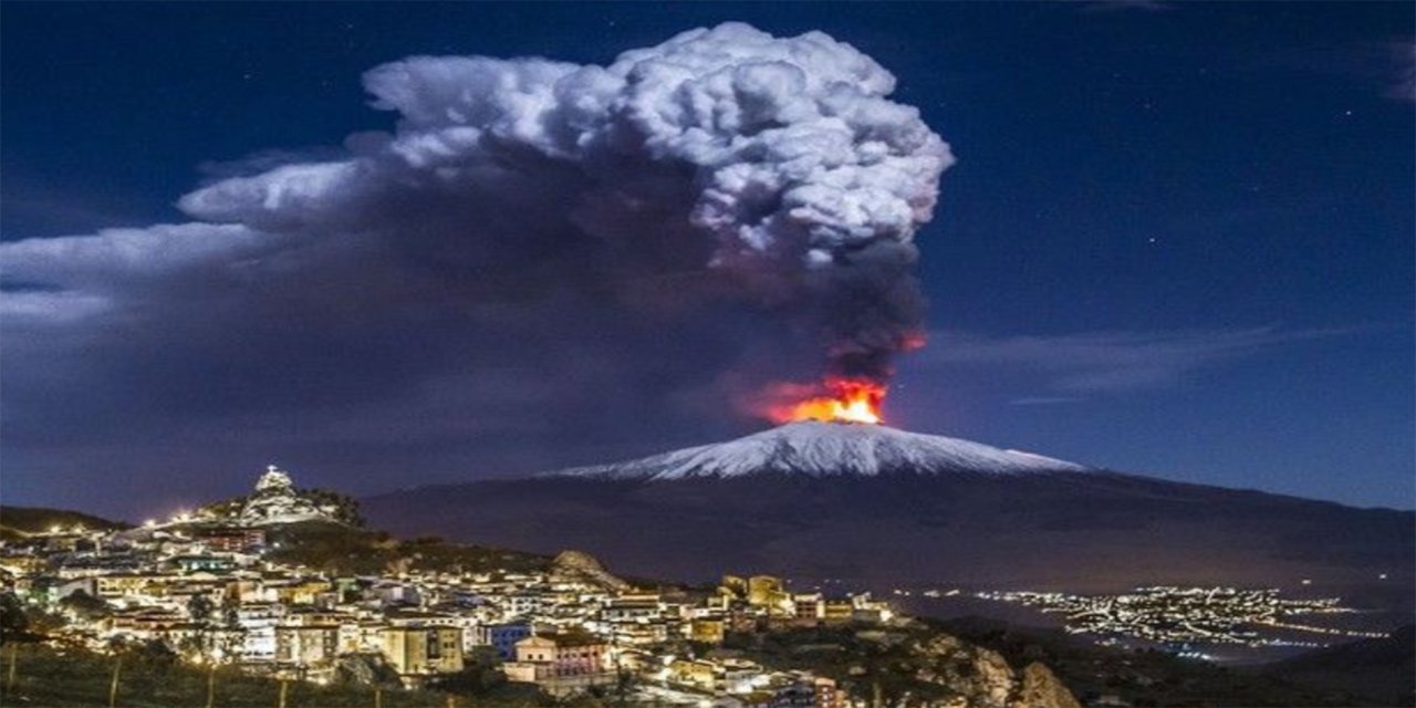 Etna Yanardağı'nda patlama: Kül bulutu nedeniyle uçak seferleri iptal edildi