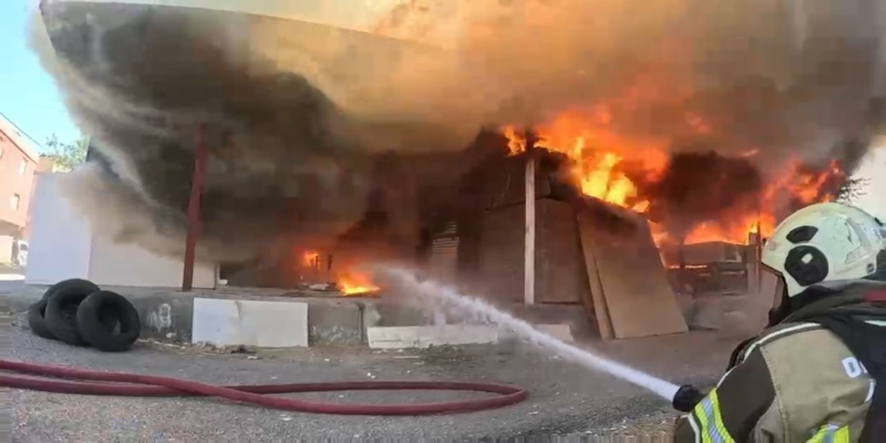 Diyarbakır'daki marangoz atölyesi yangını itfaiye erinin kask kamerasına yansıdı
