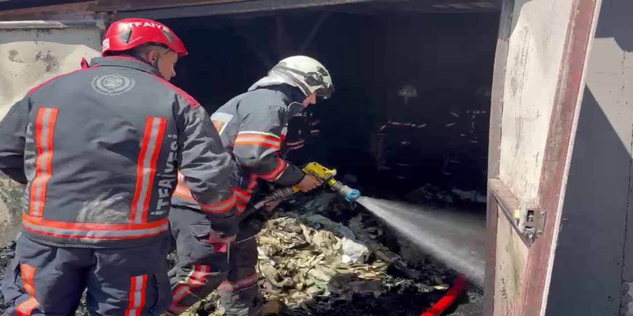 Malatya'da tekstil fabrikasının atık deposunda yangın