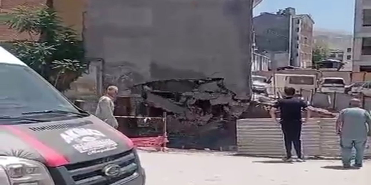 Bina duvarının çökme anı kameraya yansıdı