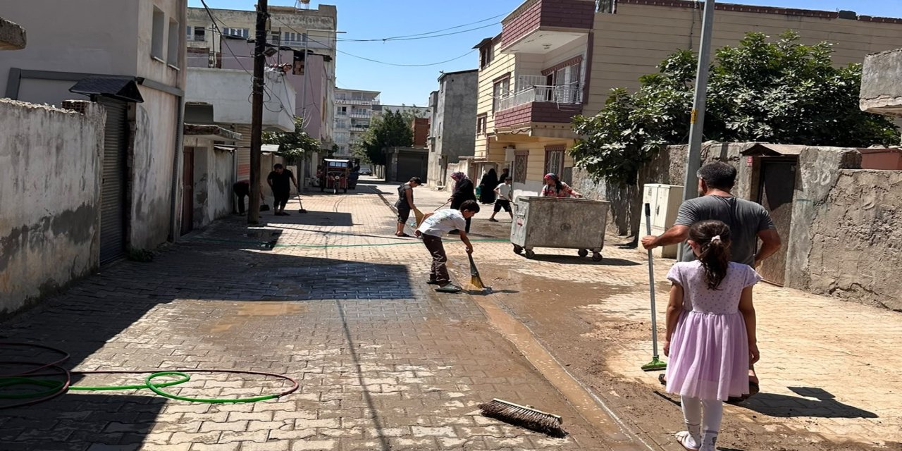 Mahalle sakinleri kendi sokağını temizledi