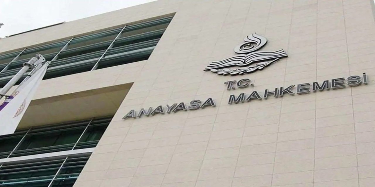 AYM boşandığı eşiyle birlikte yaşayanların aylıklarının kesilmesini uygun buldu