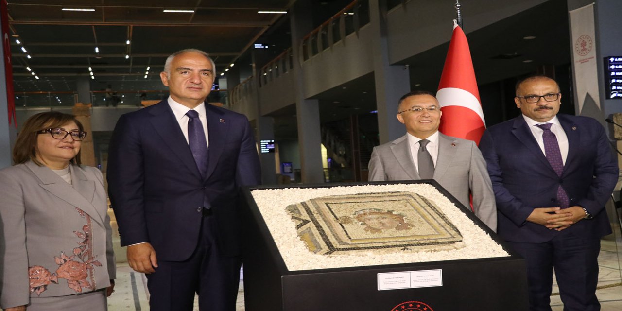 ABD'den iadesi sağlanan "Çingene kızı" mozaiğine ait 13'üncü panel Gaziantep'te tanıtıldı