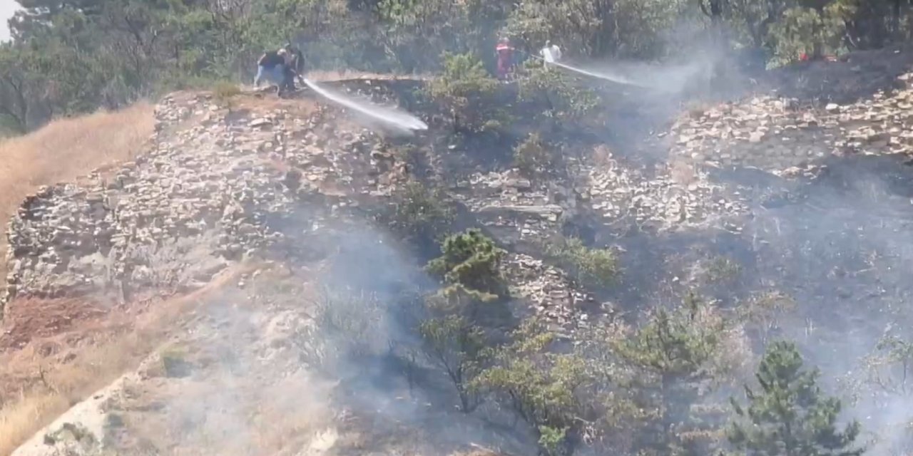 Tarihi Kütahya Kalesi'nde yangın: Ekipler müdahale ediyor