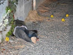 Babasını 5 kurşunla öldürdü