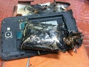 Yolcu uçağında telefon alev aldı!