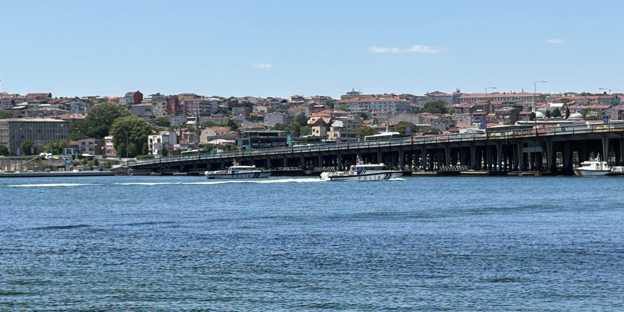 İstanbul Haliç'te tur teknesi köprü ayağına çarptı: Bir personel denizde kayboldu