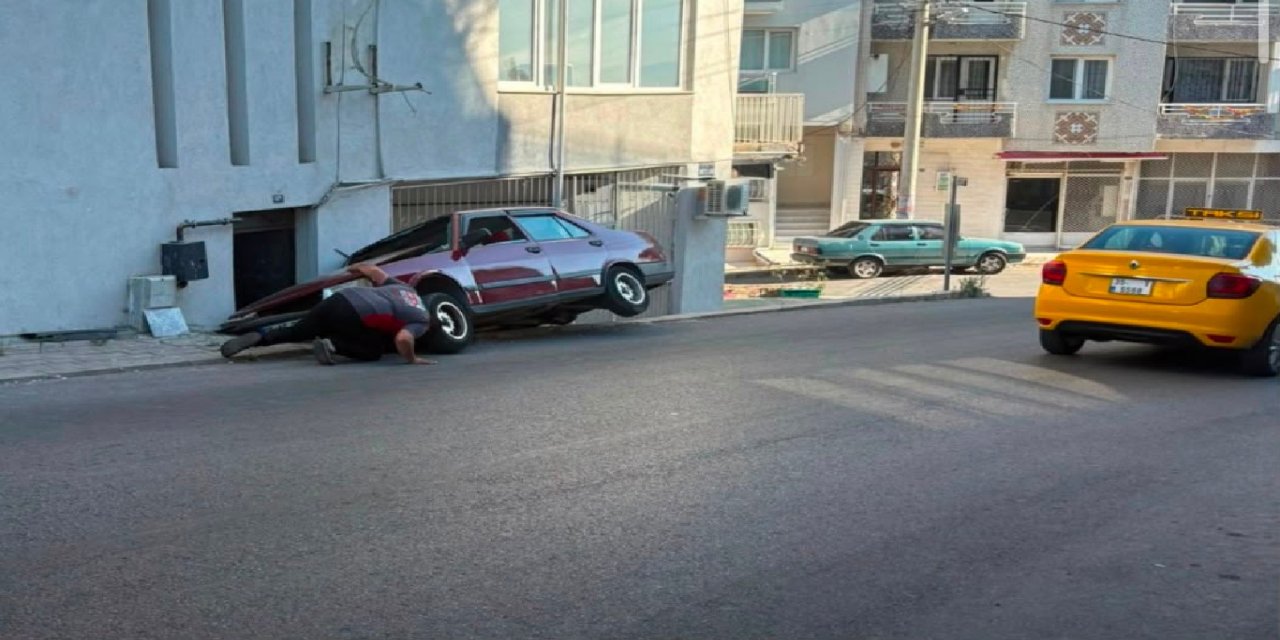 İzmir'de kontrolden çıkan otomobil bir evin balkonuna çarptı