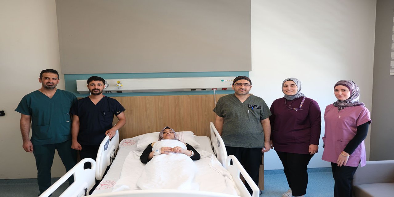 Gaziantep'te 13 yaşındaki hasta üç aşamalı omurga ameliyatıyla tedavi edildi
