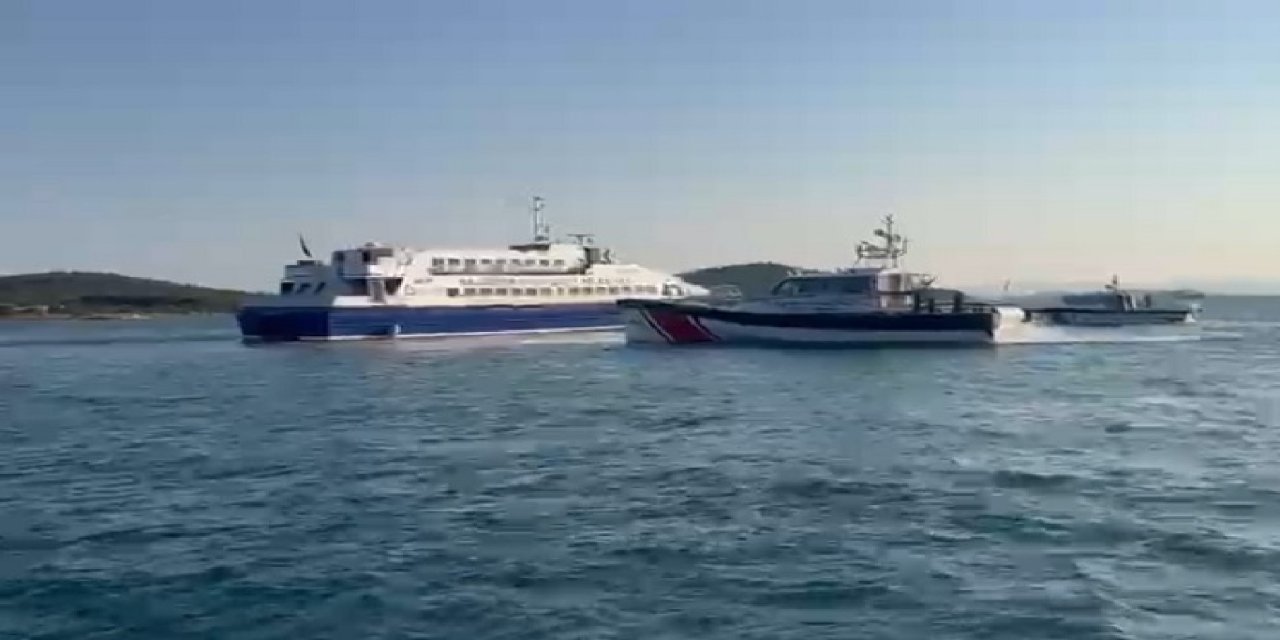 Balıkesir'de karaya oturan yolcu feribotundaki 17 kişi kurtarıldı