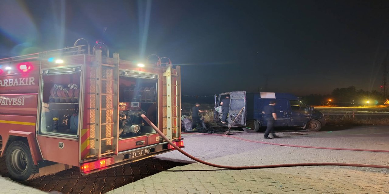 Mangal kömürü yüklü minibüsten duman yükselmesi paniğe  yol açtı