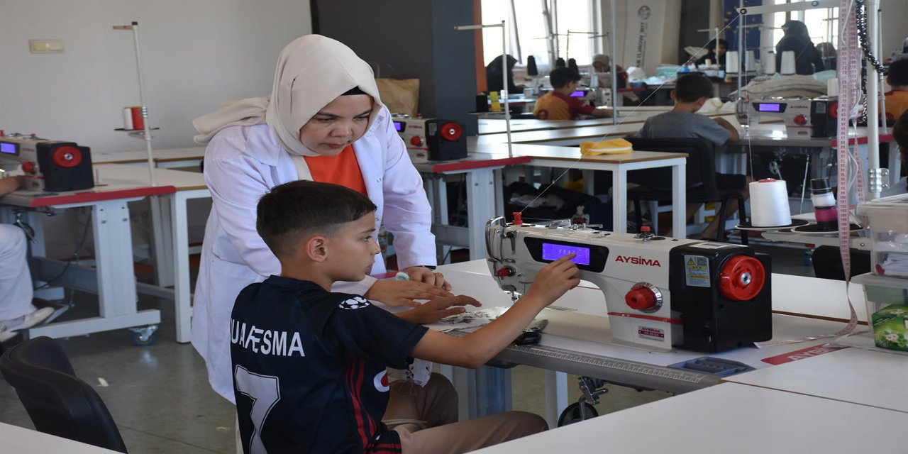 Gaziantep'te çocuklar yaz tatilini dikiş öğrenerek değerlendiriyor