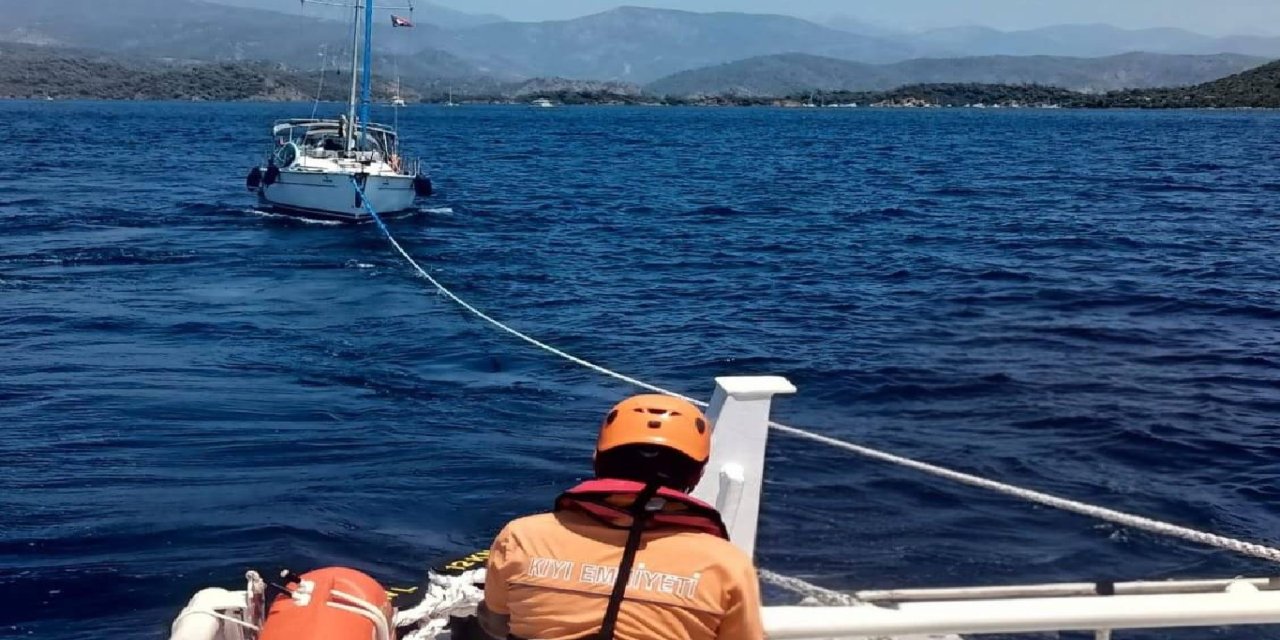 Muğla'da sürüklenen teknedeki 4 kişi kurtarıldı