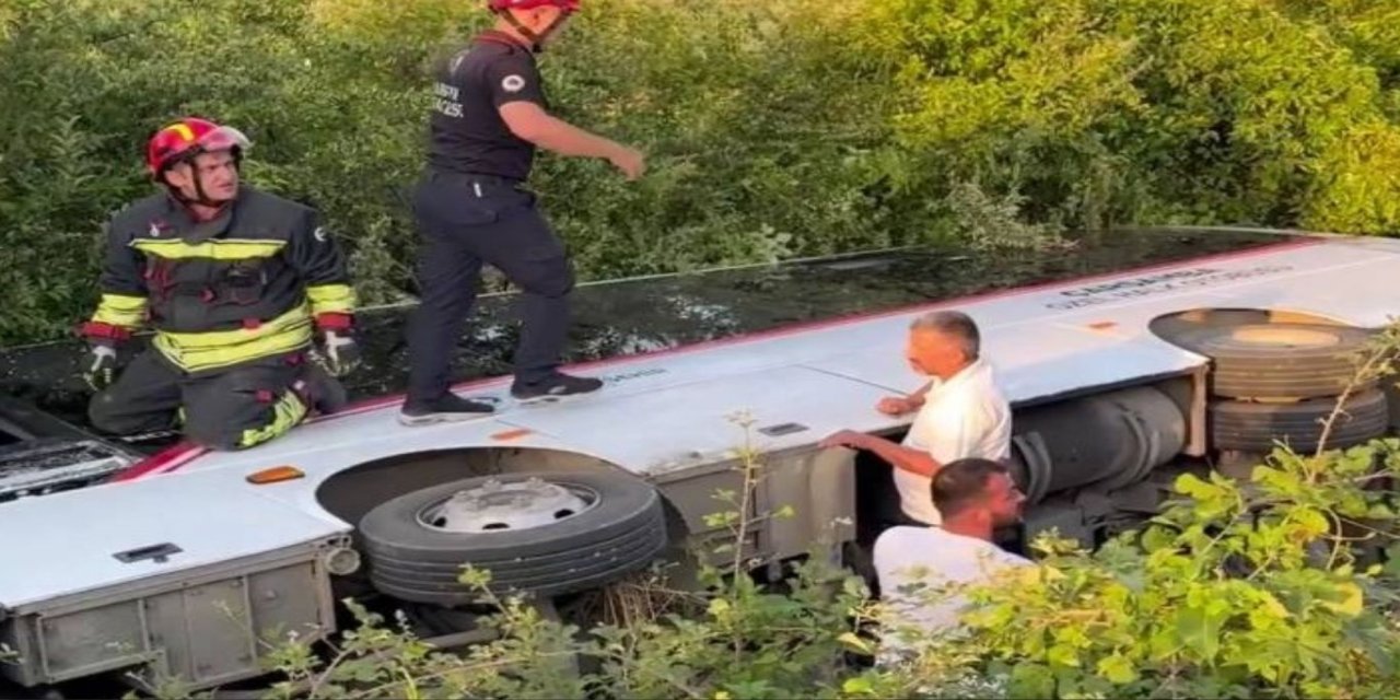 Samsun'da özel halk otobüsü şarampole devrildi: 21 yaralı