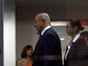 Korkak Netanyahu bakın tuvalete nasıl gitti