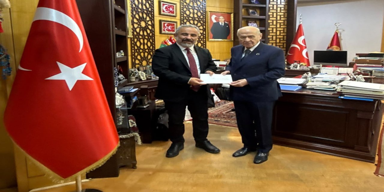 MHP Genel Başkanı Devlet Bahçeli çerçeve yasa için ilk imzayı attı