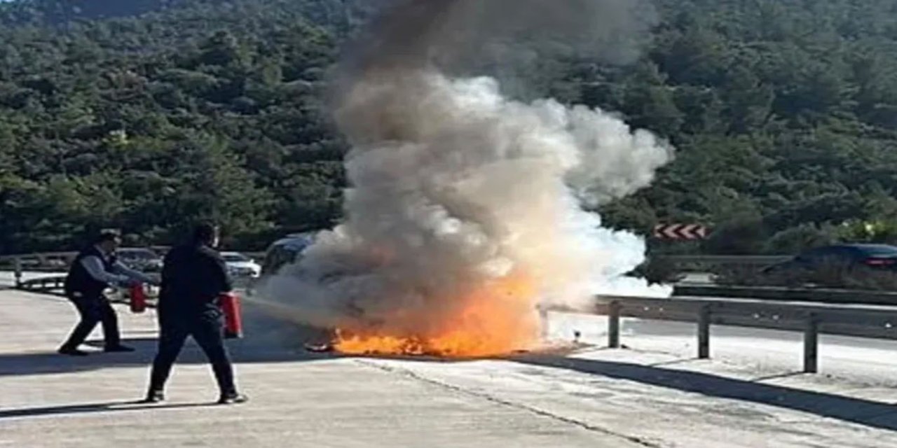 Torbalı'da seyir halindeki hafif ticari araç yandı