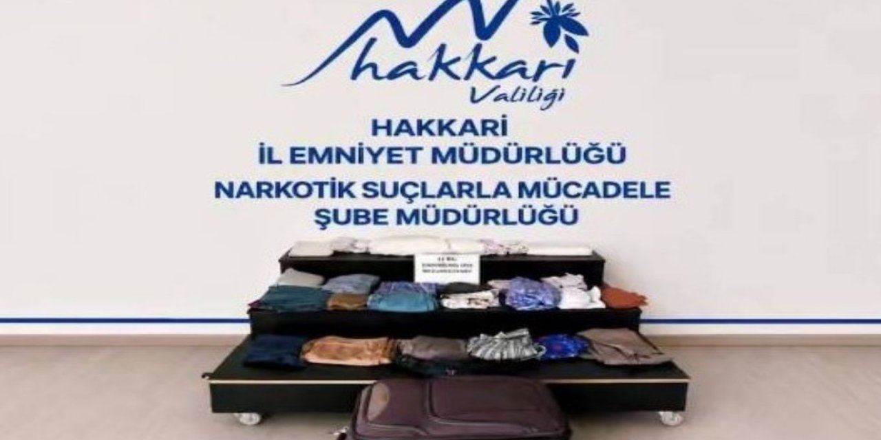 Hakkari'de kıyafetlere emdirilmiş 13 kilogram metamfetamin ele geçirildi