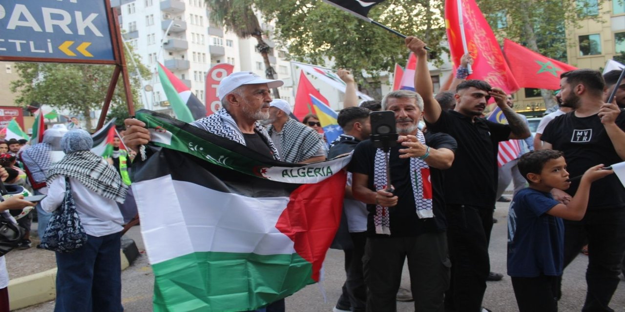 Adana'da Filistin Vicdan Konvoyu coşkuyla karşılandı: "Menzilimiz Kudüs ve Mescid-i Aksa"