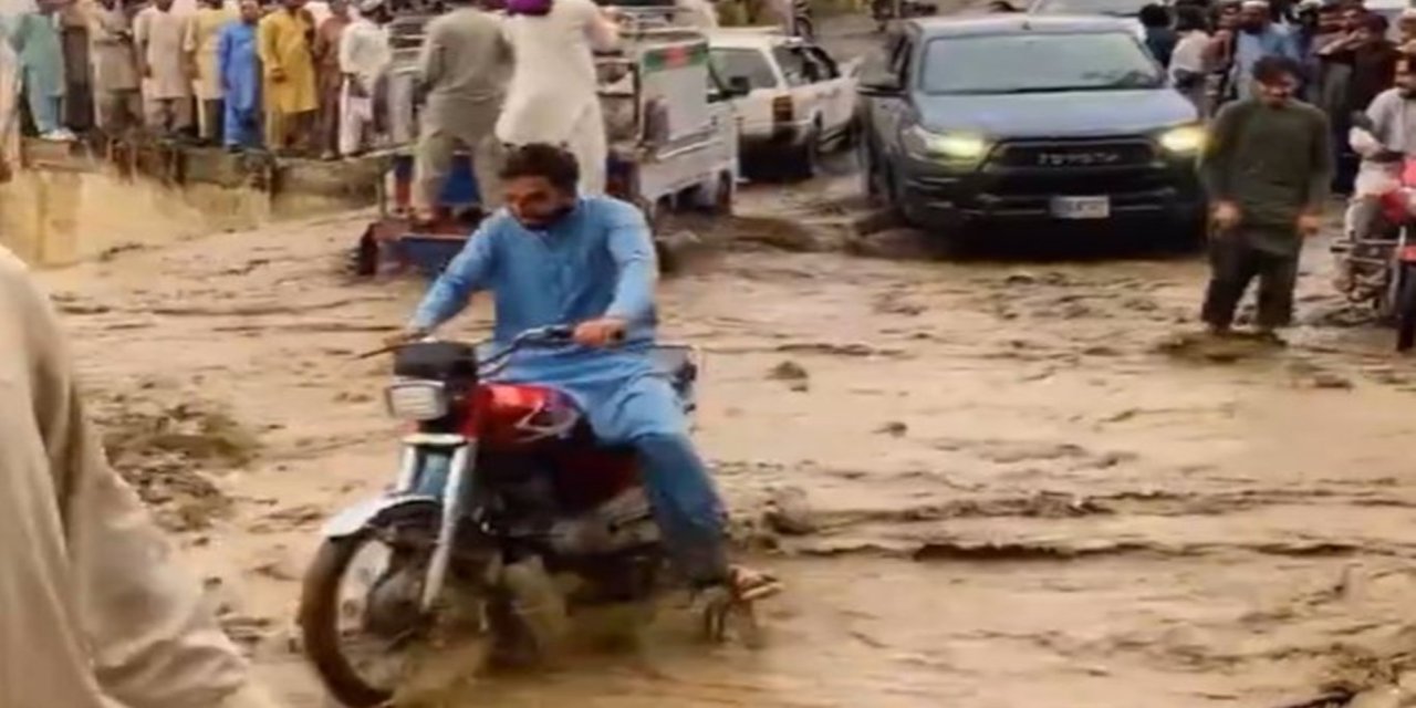 Pakistan'da haziran sonundan bu yana yağışlar nedeniyle 150'den fazla kişi hayatını kaybetti