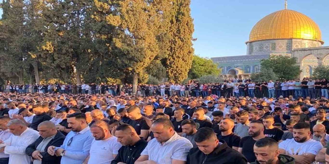 70 bin Müslüman Mescid-i Aksa'da cuma namazı kıldı