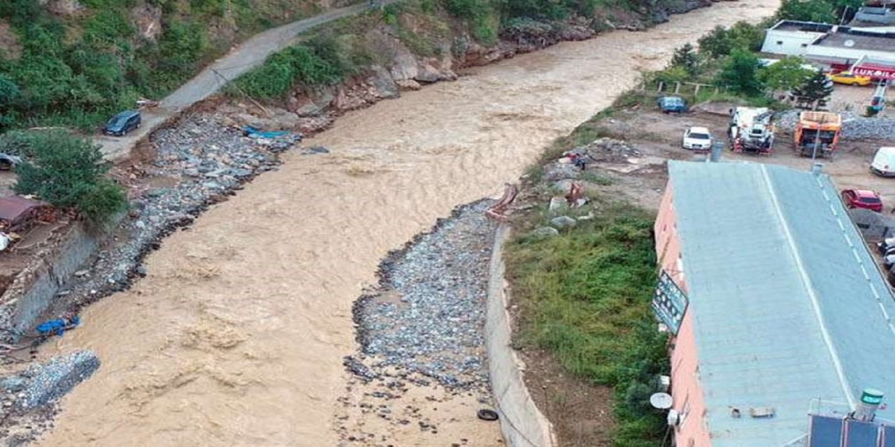 Giresun'da sağanak sonrası dereye sürüklenen araçtaki 2 kişi aranıyor
