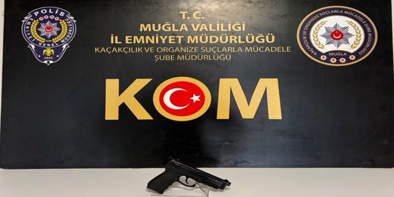 Muğla’da sosyal medyada suç örgütünü öven şüphelinin evinde kurusıkı tabanca ele geçirildi